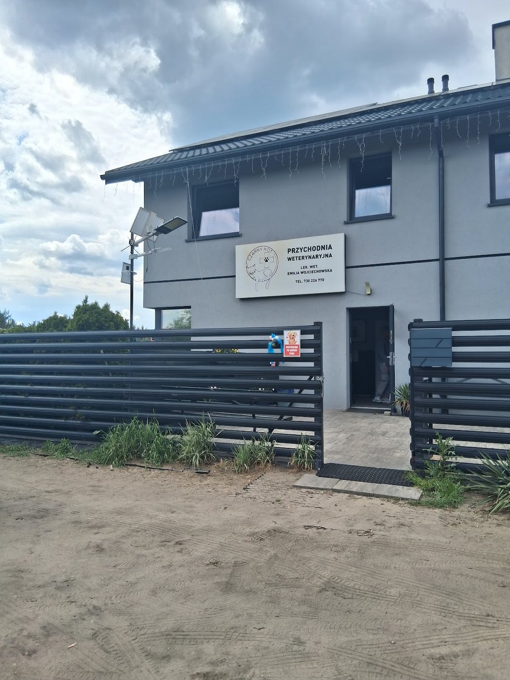 Budynek przychodni Czarny Kot przy Grzybowej 15 w Ozorkowie z szyldem i logo